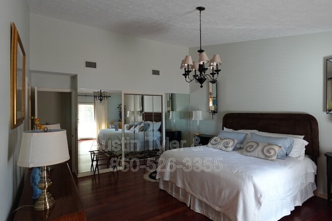 Building Photo - 444 Silver Lake N