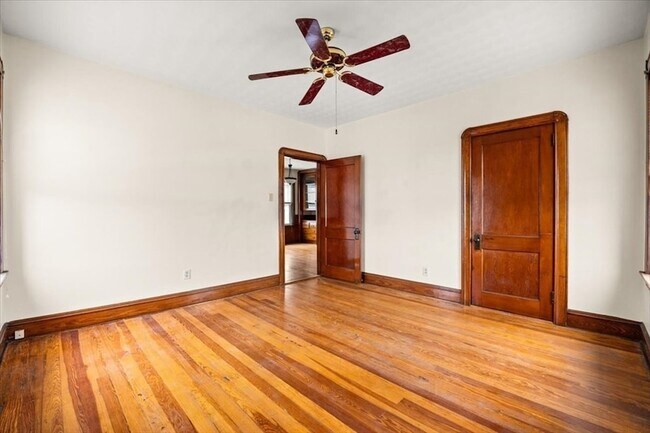 Building Photo - 576 Slade St