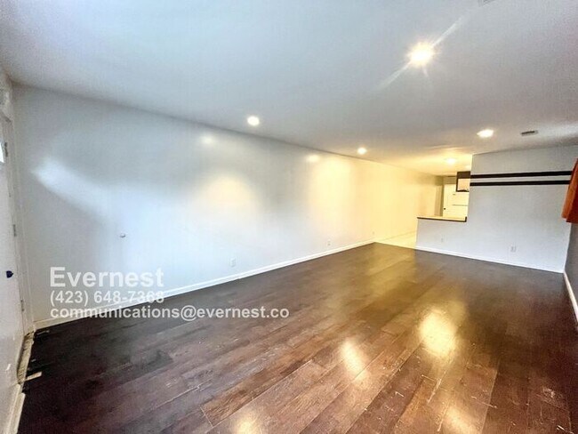 Building Photo - 1-Bedroom, 1-Bathroom Duplex with Convenie...