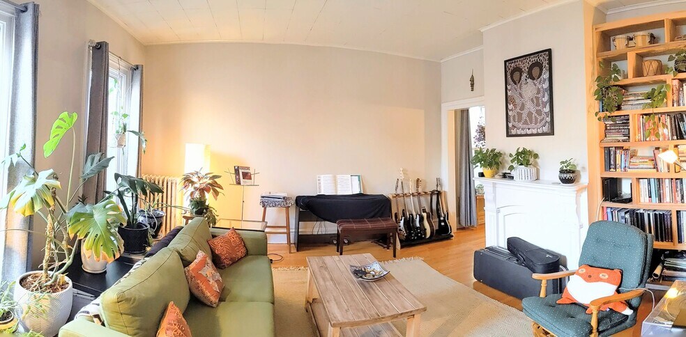 Living Room - 444 N Tioga St