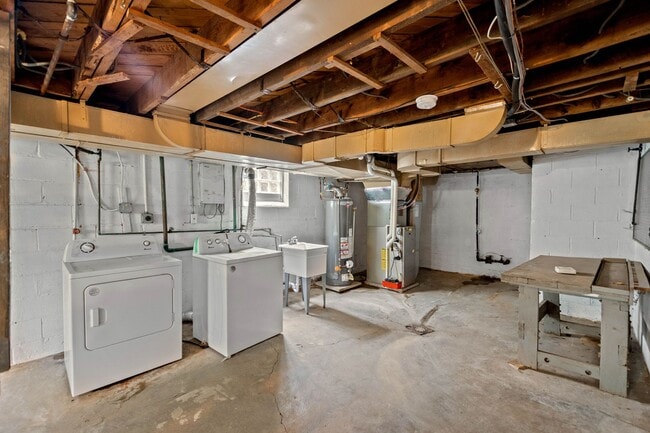 Building Photo - Stunning 2 bedroom home in Penn Hills available August 1!