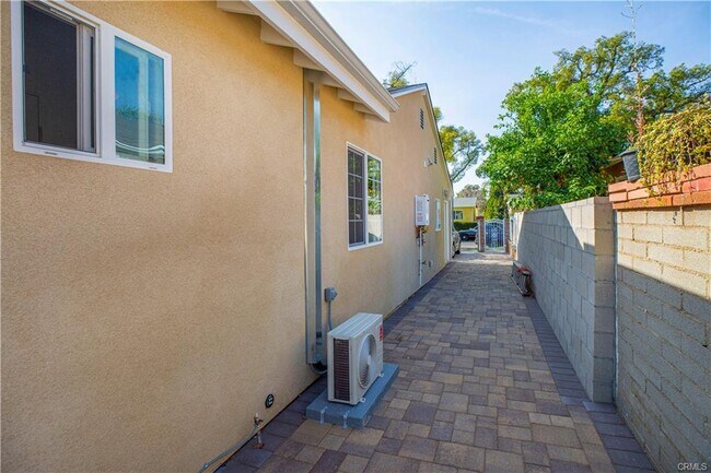 Building Photo - 7822 Hazeltine Ave