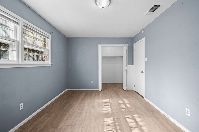 Building Photo - Large 3/2 with Access to Loop 289 and Idalou Highway