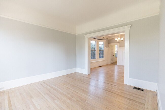 Building Photo - Large updated 2 bedroom, walk to Downtown,...