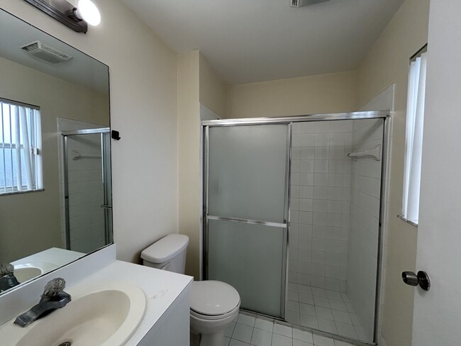 Building Photo - 910 Cypress Way E