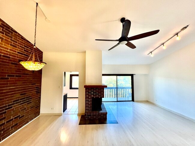 Building Photo - 5985 Lakeside Pl