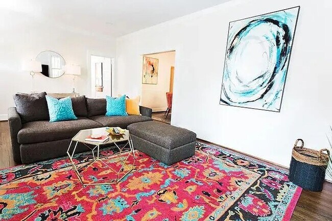 Building Photo - Spacious and homey home in the heart of Ro...
