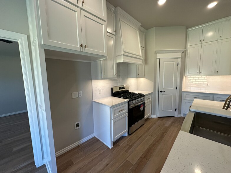 Building Photo - 1621 NE 33rd St