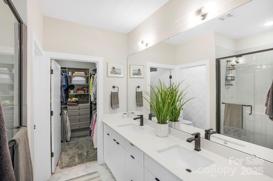 Building Photo - 215 Freeland Ln