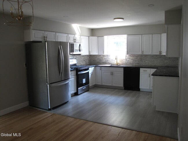 Building Photo - 10 Flicker Dr