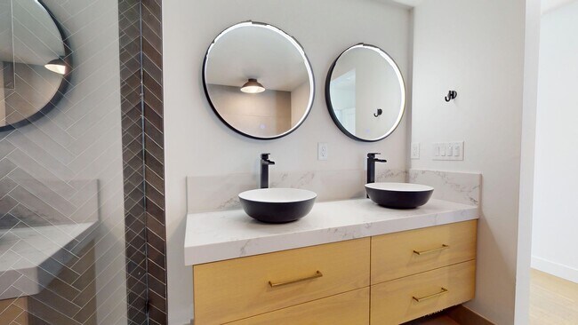 Building Photo - Gorgeous Fully Remodeled 5 Bedroom Home wi...