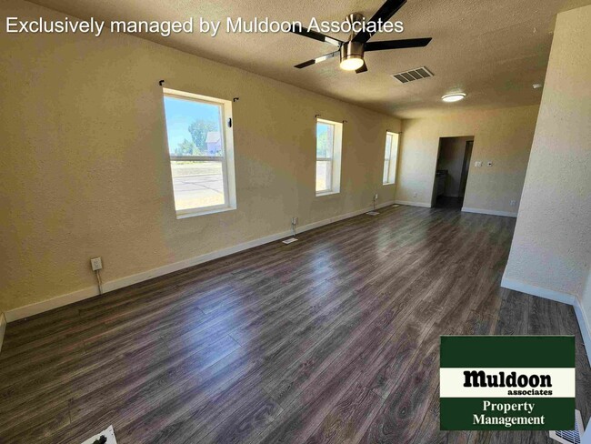 Building Photo - Great 2 bed 1 bath 1 car garage available now!