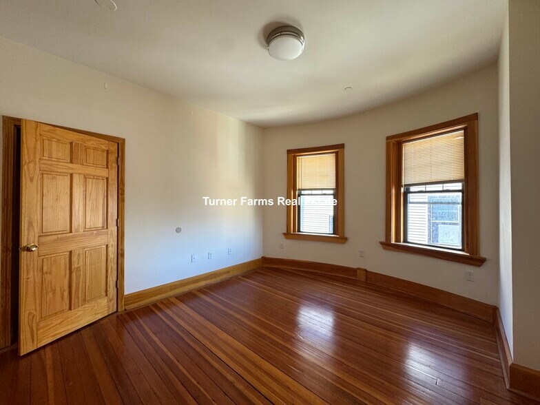 Building Photo - 145 Hillside St