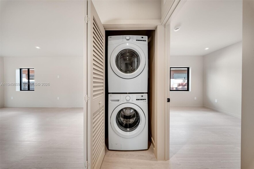 Building Photo - 2625 SW 32nd Ct