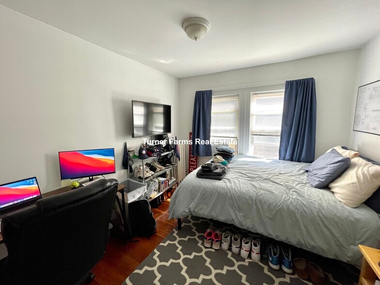 Building Photo - 10 Evergreen Ave