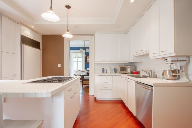 Building Photo - 905 Broad St