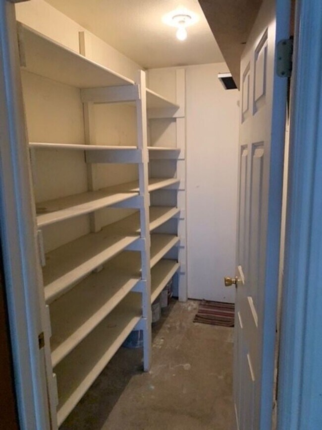 Building Photo - Downtown Townhome
