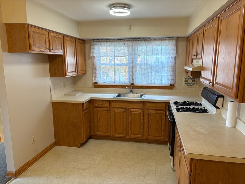 Building Photo - 1356 Roosevelt Ave