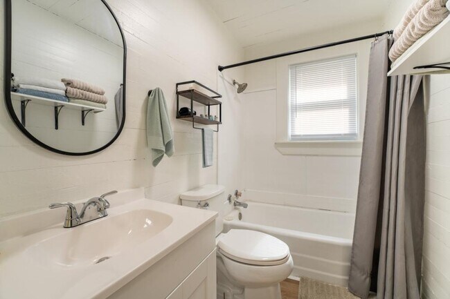 Building Photo - 614 E Brushy Valley Dr