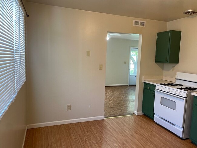 Building Photo - 3 bed 1 bath home in High Point!