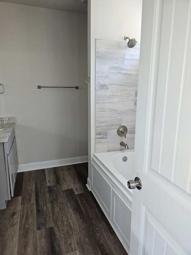 Building Photo - AVAILABLE NOW! *Pictures are of similar property , but not identical.  Schedule a tour to see in ...