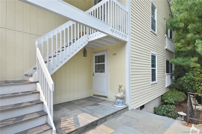 Building Photo - 352 Carroll Close