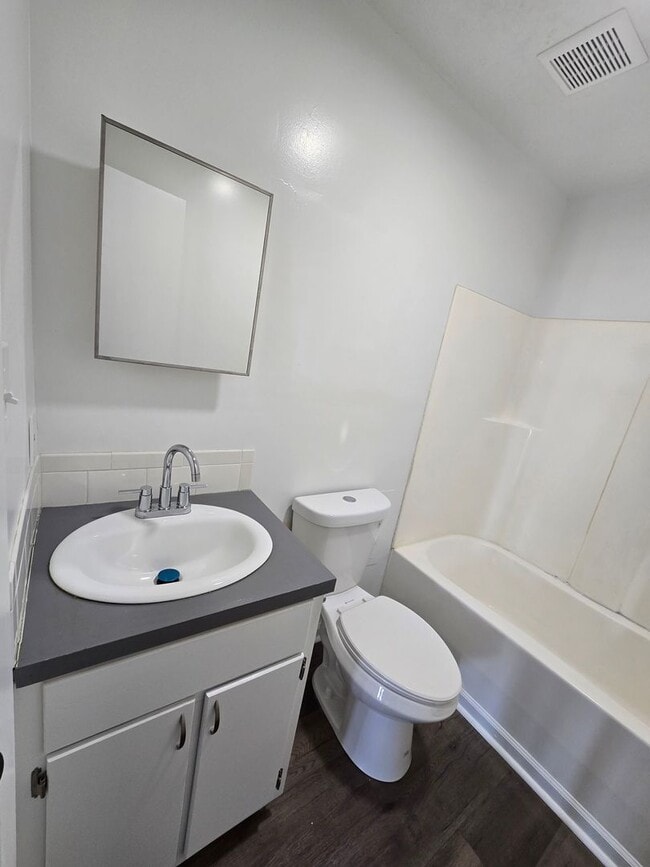 Building Photo - Newly Remodeled 2 Bed/1.5 Bath Townhouse i...