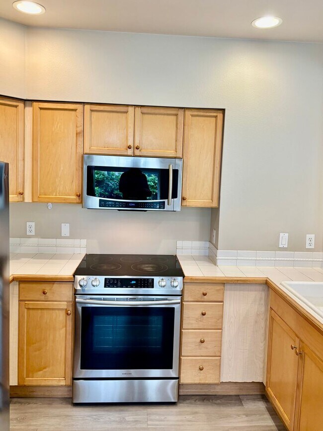 Building Photo - 2 Bed / 2 Bath Bellevue Condo $2,595/mo