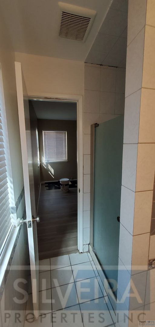 Building Photo - 1642 N Russell Ave