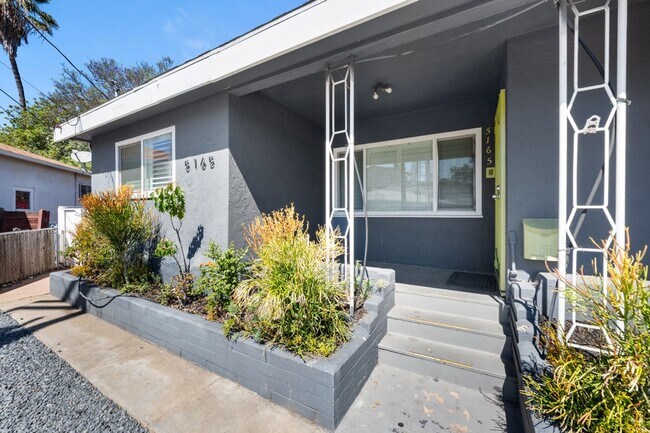 Building Photo - Private pool with canyon views!