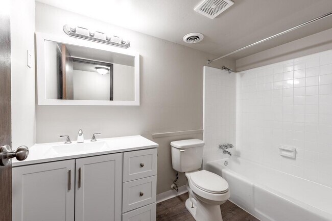 Building Photo - Everett Apartments - 3532-03