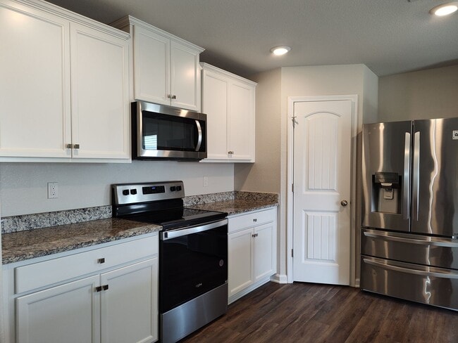 Building Photo - Beautiful, ready to move in home in Creedm...