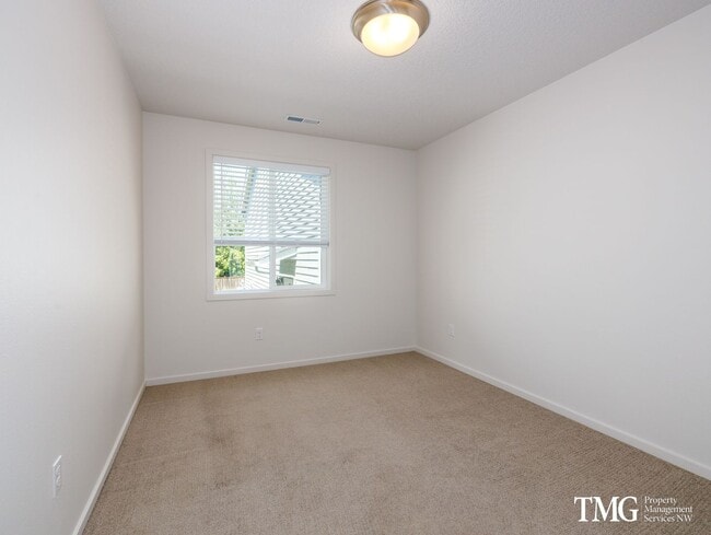 Building Photo - Centrally Located Townhome with Attached G...