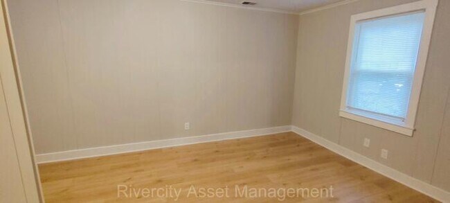 Building Photo - This Home Won't Be Vacant Long!!!!! Section 8 Friendly!!!!