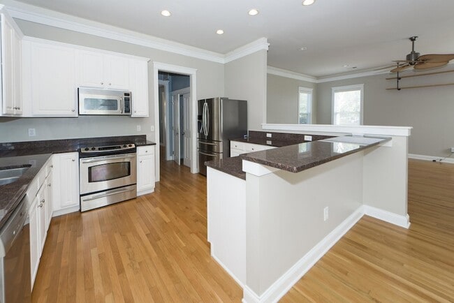 Building Photo - 302 White Gables Dr