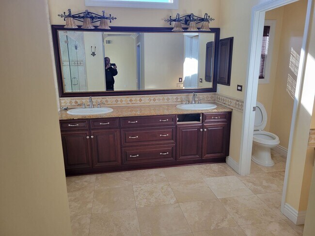 Building Photo - Beautiful Upgraded 6 Bedroom 3 Bathroom Ho...