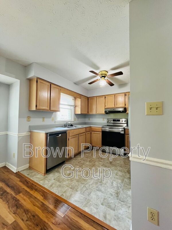 Building Photo - 121 Sprucepine Dr