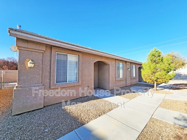 Building Photo - 1110 Red Butte St