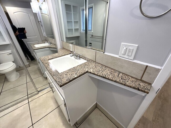 Building Photo - Studio Apartment -Open House  Tuesday at 5pm