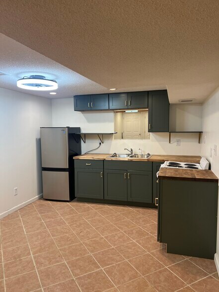 Building Photo - 2210 Shamrock Dr