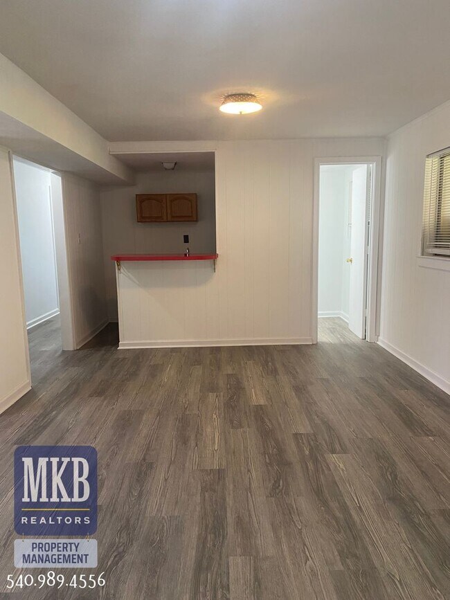 Building Photo - 4 Bedrooms, 2.5 Baths, Split Foyer, Locate...