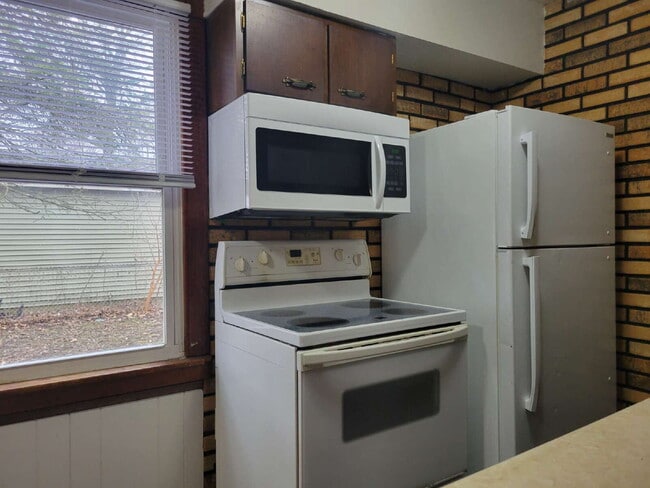 Building Photo - Your Next Home Awaits: 3 Bed 1 Bath Family!