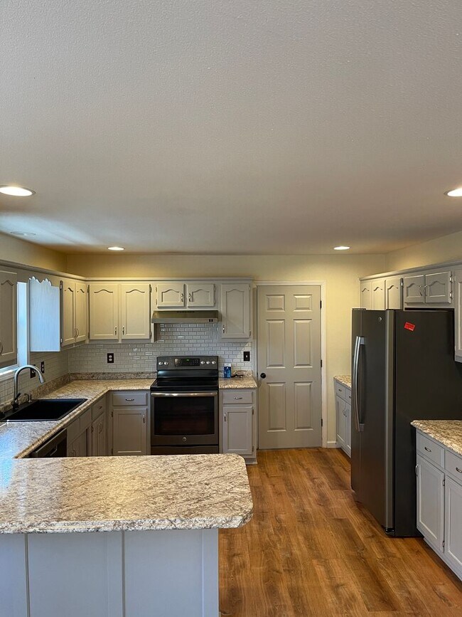 Building Photo - Available November 21st!   6 Month lease