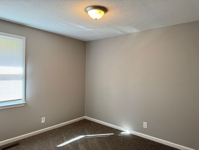 Building Photo - 3 Bedroom/1 Bath near shopping off Wilma R...