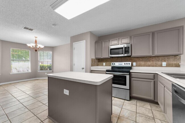 Building Photo - 1311 Wenatchee Dr