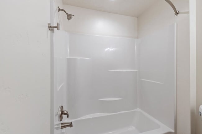 Building Photo - "Discover Comfort & Style: Spacious 3-Bed,...