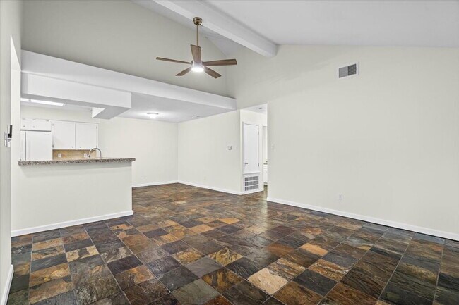 Building Photo - Very cute Lakeway duplex