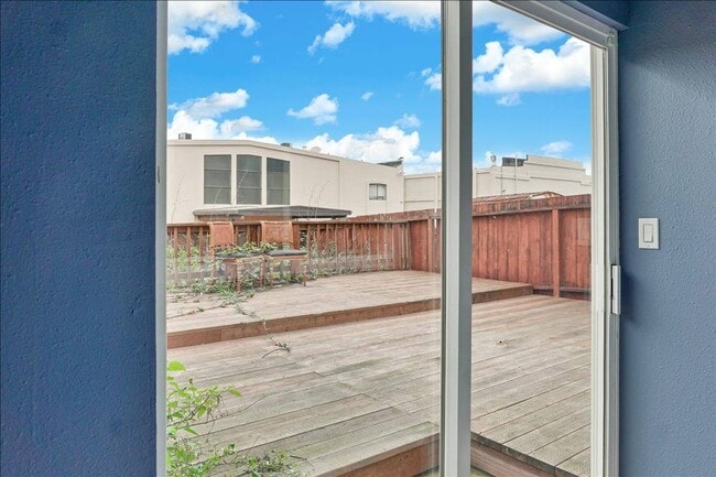 Building Photo - Fabulous 2 bed Plus Den, 1 bath in San Francisco (Downstairs Unit)