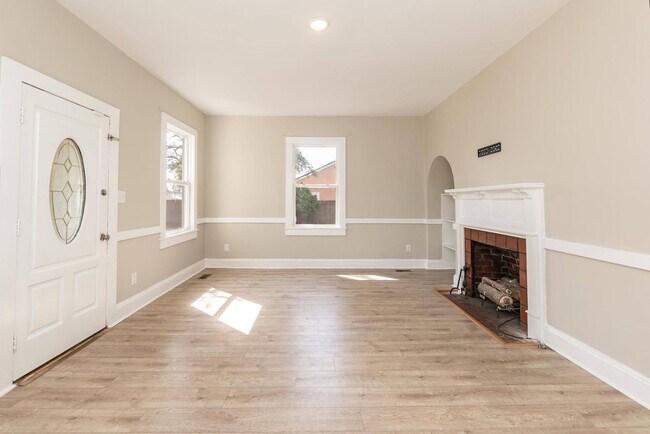 Building Photo - Gorgeous Three Bedroom Home!