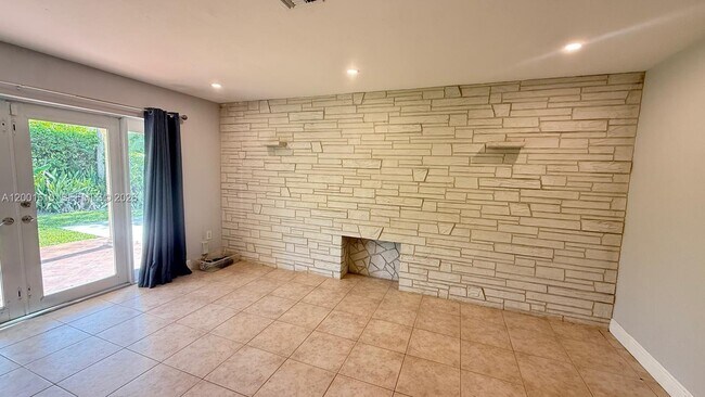 Building Photo - 8820 SW 43rd Terrace